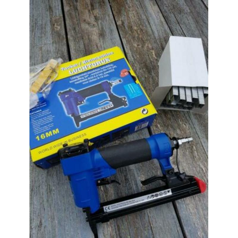 Nietmachine / tacker luchtdruk met 10.000 nietjes 10 x 16 mm