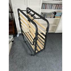Opklapbaar logeerbed. Nooit gebruikt. Inc matras en hoes