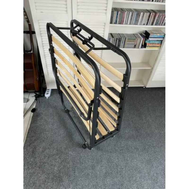 Opklapbaar logeerbed. Nooit gebruikt. Inc matras en hoes