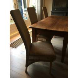 Mooie grenen tafel met 6 eetkamer stoelen