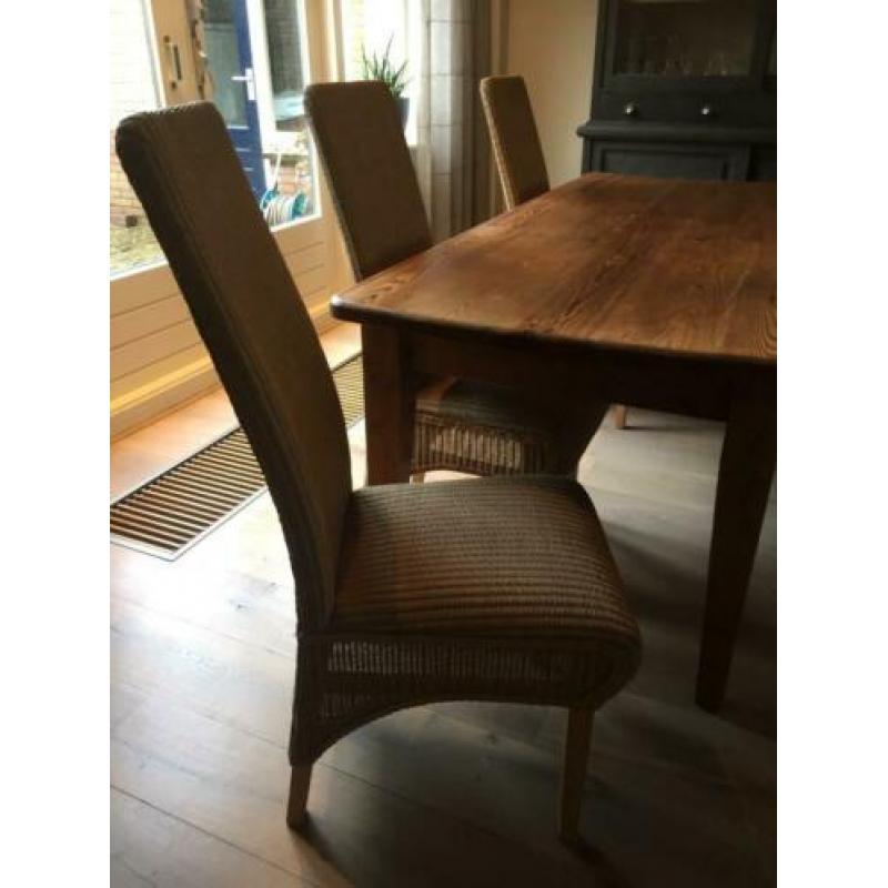 Mooie grenen tafel met 6 eetkamer stoelen