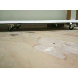 stelling kast op wieltjes