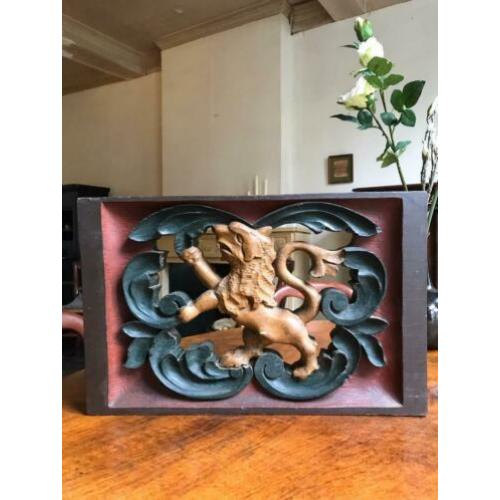 Houten ornament staande leeuw