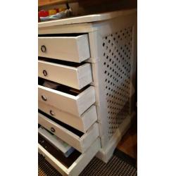 Ladenkast, koloniaal, wit geschilderd, hout.