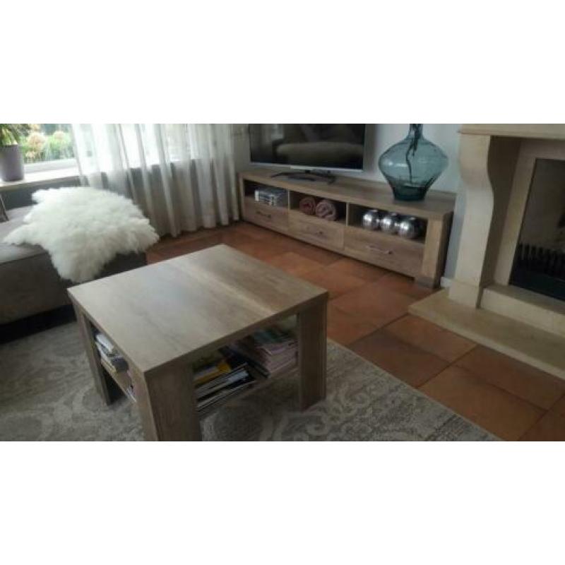 2 salontafels vierkant + dressoir