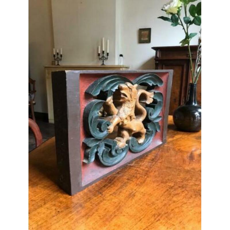 Houten ornament staande leeuw