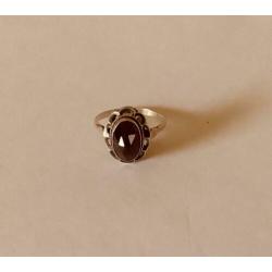 Antiek zilveren(925) GRANAAT RING. Gekeurd met zwaardje.