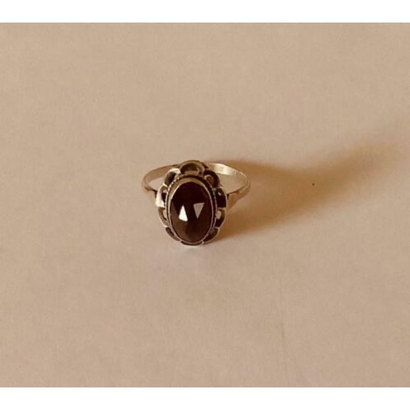 Antiek zilveren(925) GRANAAT RING. Gekeurd met zwaardje.