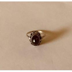 Antiek zilveren(925) GRANAAT RING. Gekeurd met zwaardje.