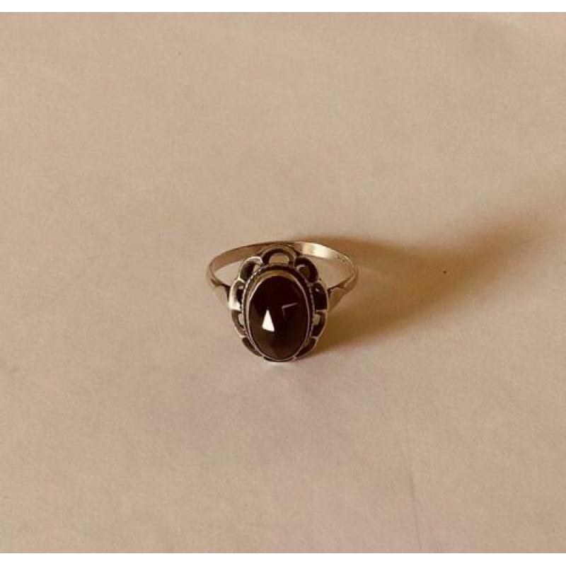 Antiek zilveren(925) GRANAAT RING. Gekeurd met zwaardje.