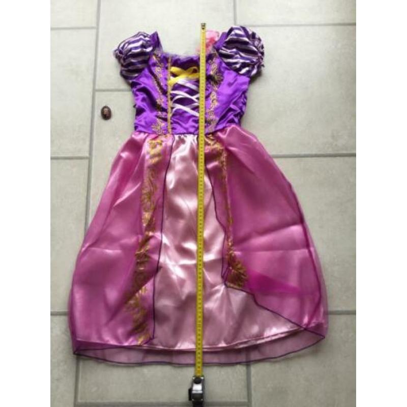 Jurk van rapunzel met broche/ ketting 3/4 jaar Nw