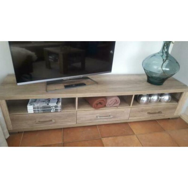 2 salontafels vierkant + dressoir