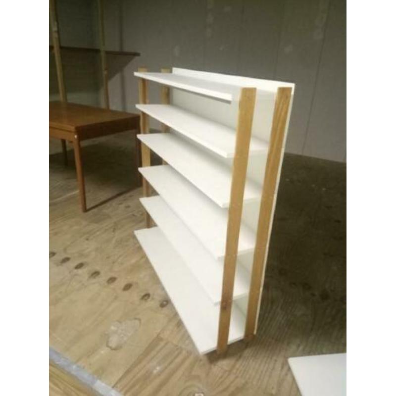 stelling kast op wieltjes