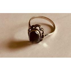 Antiek zilveren(925) GRANAAT RING. Gekeurd met zwaardje.