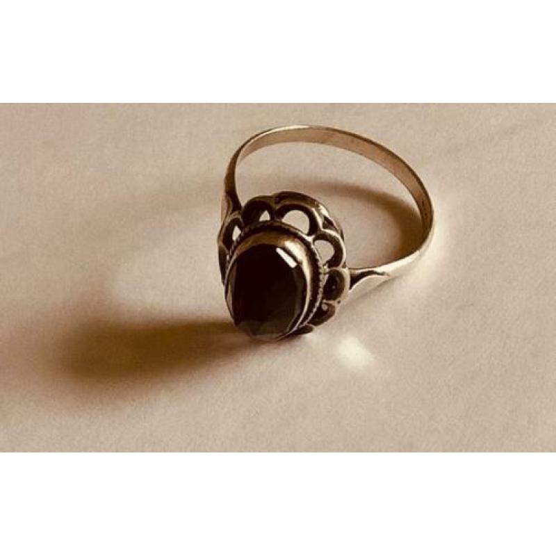 Antiek zilveren(925) GRANAAT RING. Gekeurd met zwaardje.