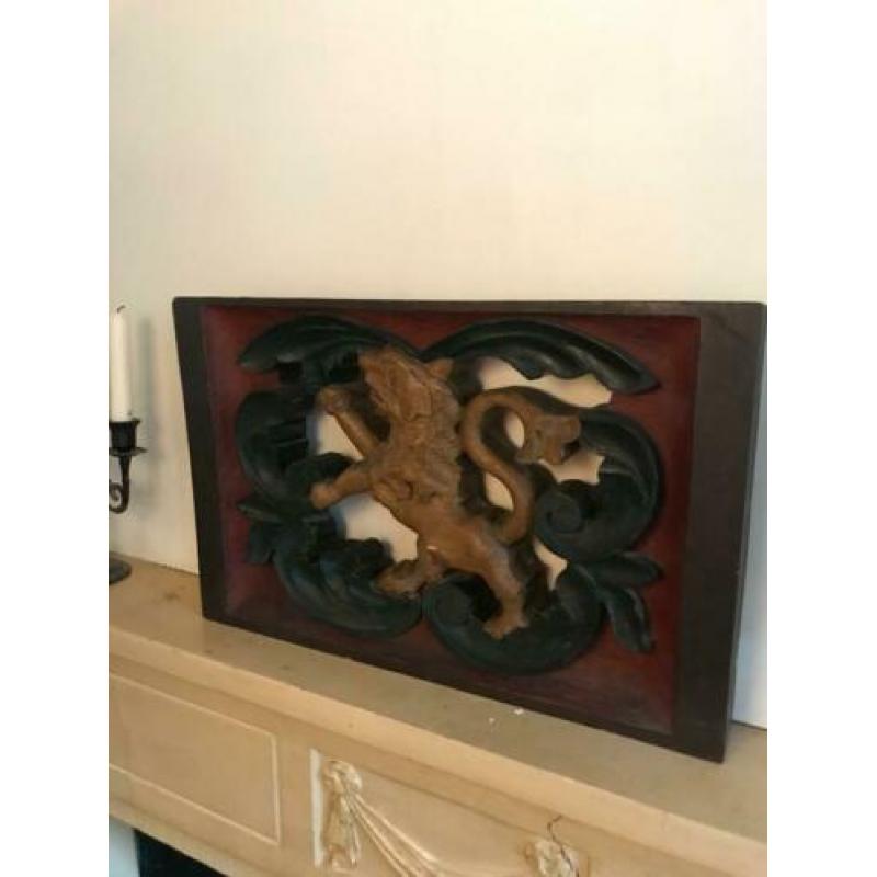 Houten ornament staande leeuw