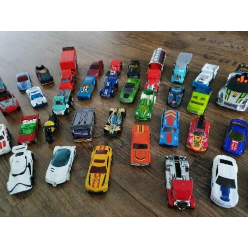 Hot wheels auto's met lanceer/opbergtruck