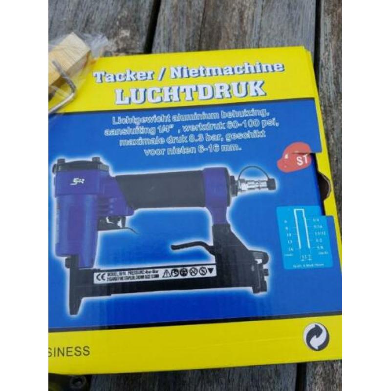 Nietmachine / tacker luchtdruk met 10.000 nietjes 10 x 16 mm
