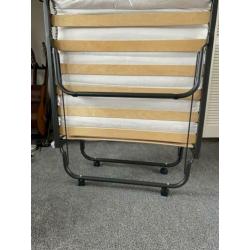 Opklapbaar logeerbed. Nooit gebruikt. Inc matras en hoes