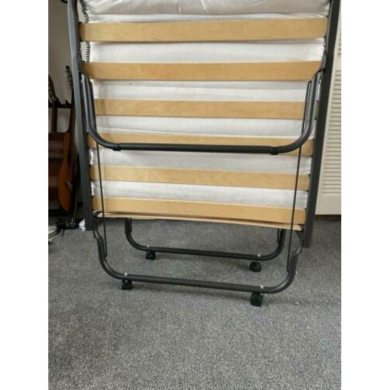 Opklapbaar logeerbed. Nooit gebruikt. Inc matras en hoes