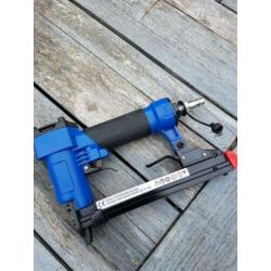 Nietmachine / tacker luchtdruk met 10.000 nietjes 10 x 16 mm
