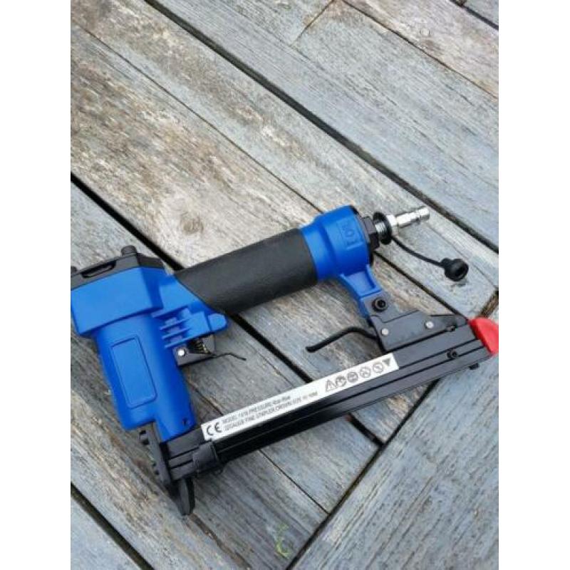 Nietmachine / tacker luchtdruk met 10.000 nietjes 10 x 16 mm