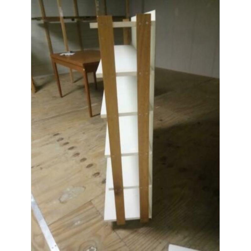 stelling kast op wieltjes