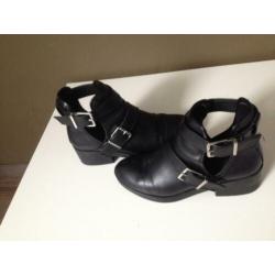 zwart+zilverkleur gesp open half hoge schoen mt 37 pull&bear