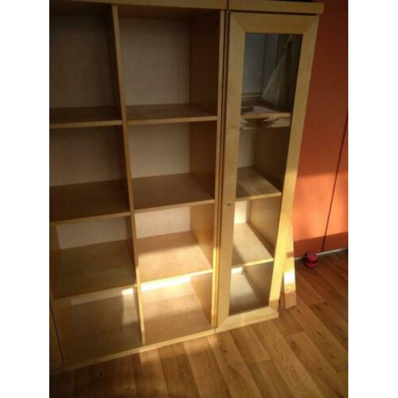 Te koop ikea kast 3 delig houten kast met vitrine deur.