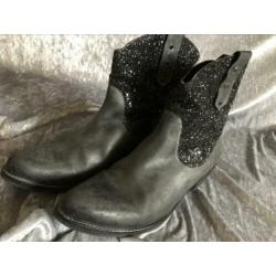 Zwarte leren cowboylaarsjes met glitter Mt 41