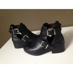 zwart+zilverkleur gesp open half hoge schoen mt 37 pull&bear