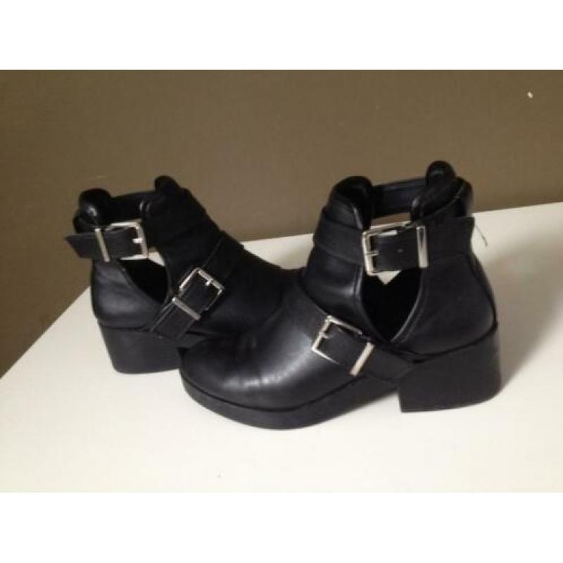 zwart+zilverkleur gesp open half hoge schoen mt 37 pull&bear