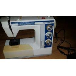 Naaimachine Toyota 9990 compleet inclusief toebehoren