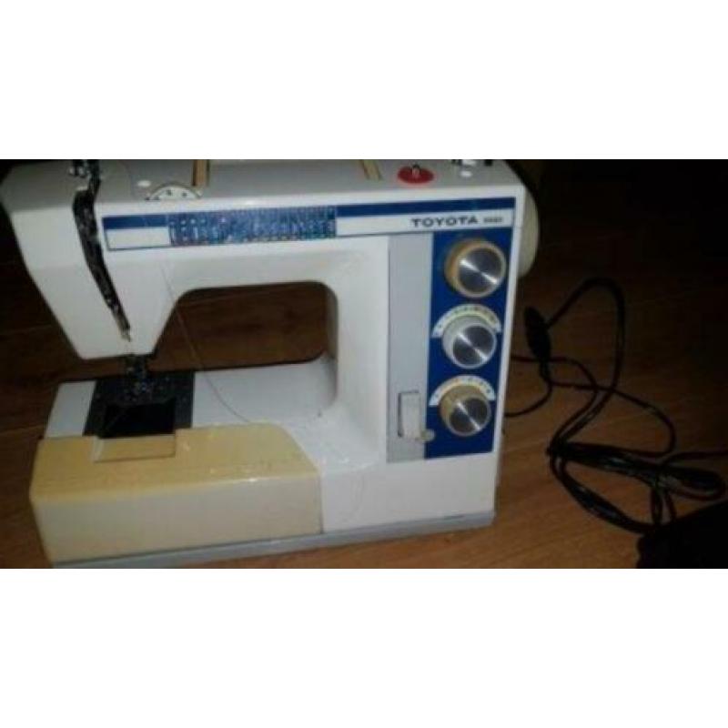 Naaimachine Toyota 9990 compleet inclusief toebehoren
