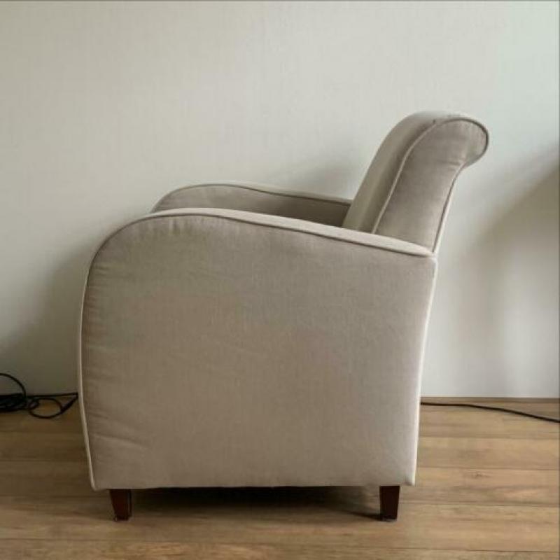2 beige stoelen