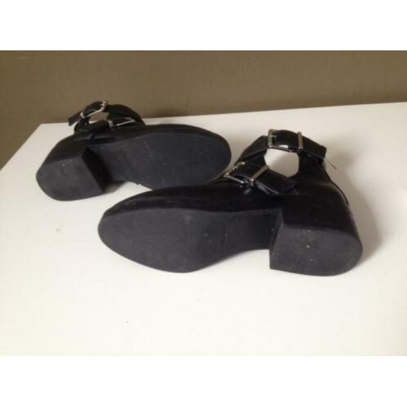 zwart+zilverkleur gesp open half hoge schoen mt 37 pull&bear