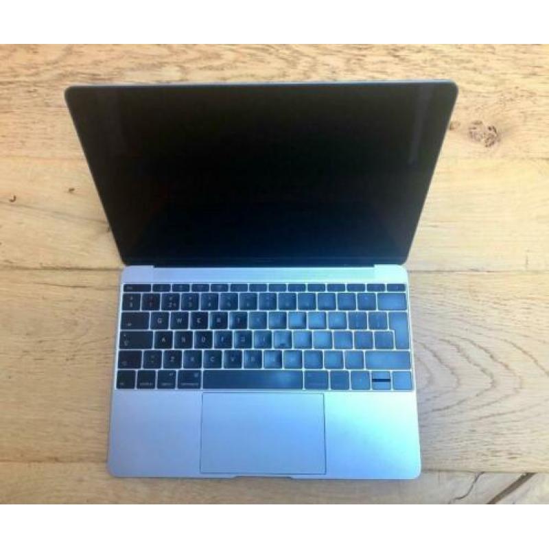 Zeer nette Apple Macbook 256 GB (2015) + hoes
