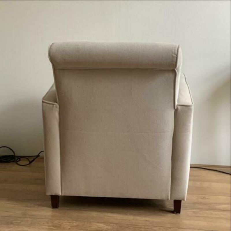2 beige stoelen