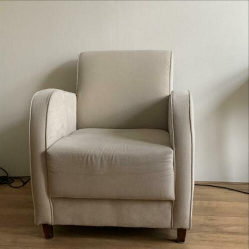 2 beige stoelen