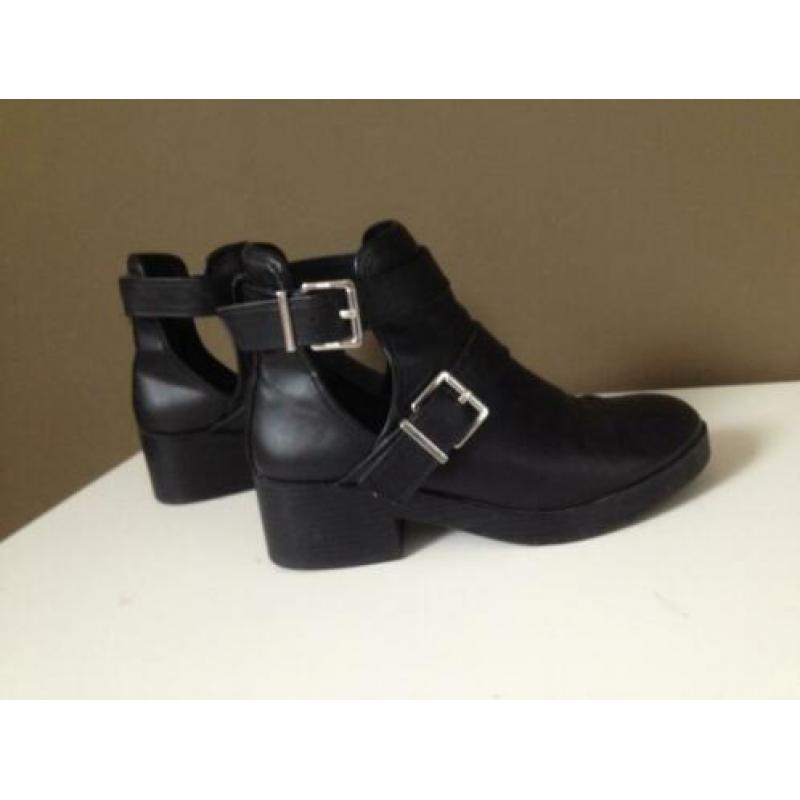 zwart+zilverkleur gesp open half hoge schoen mt 37 pull&bear