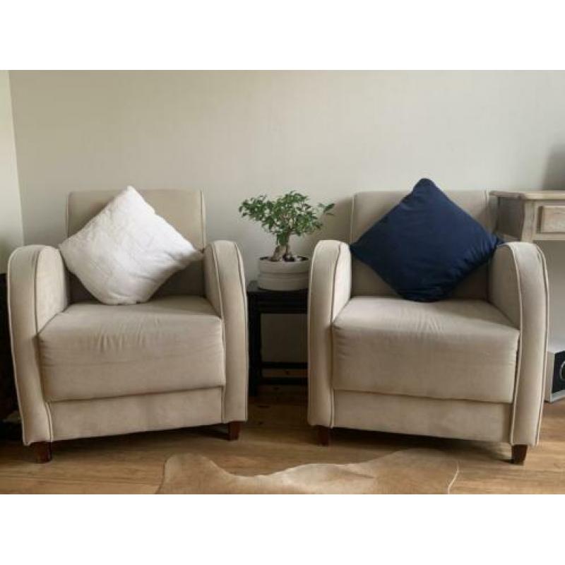 2 beige stoelen