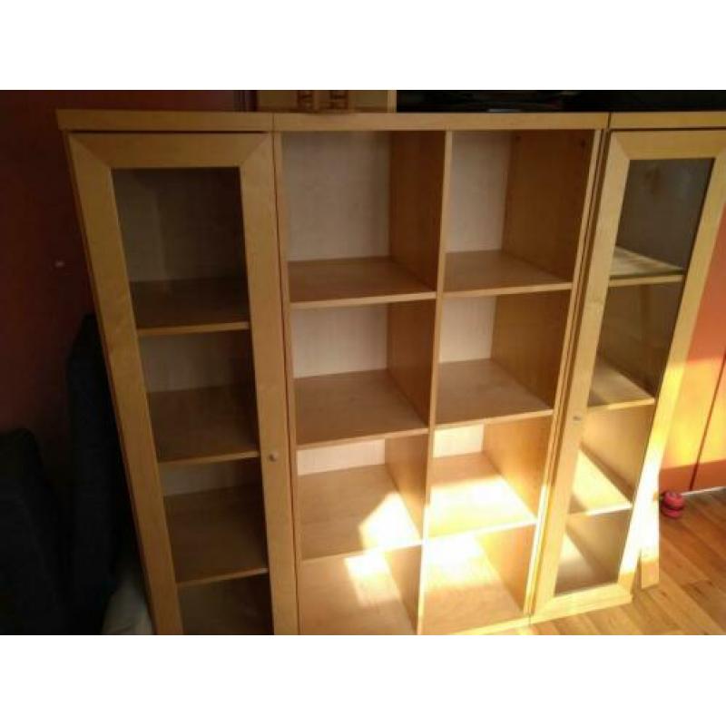 Te koop ikea kast 3 delig houten kast met vitrine deur.