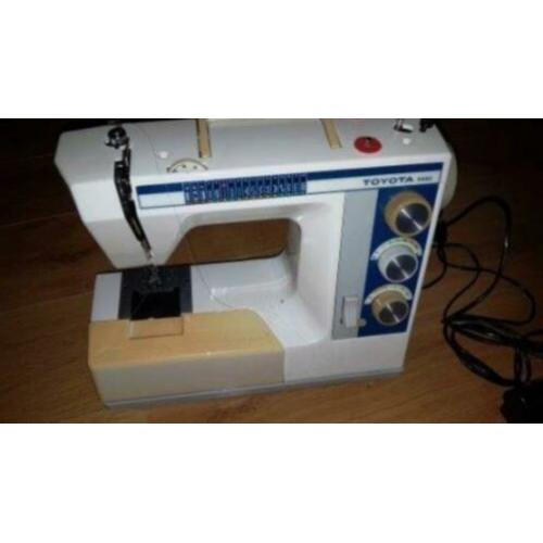 Naaimachine Toyota 9990 compleet inclusief toebehoren