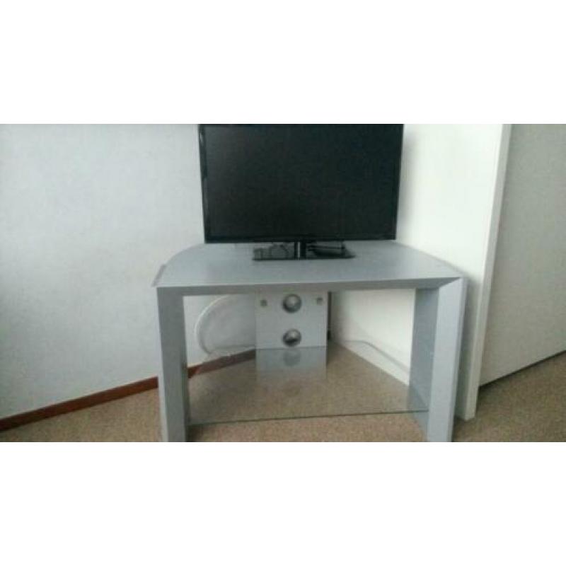 T. V. / steriomeubel, cassettedeck meubel, met nog een extra