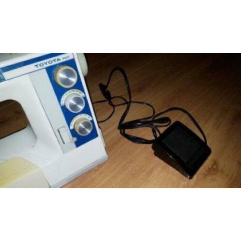 Naaimachine Toyota 9990 compleet inclusief toebehoren