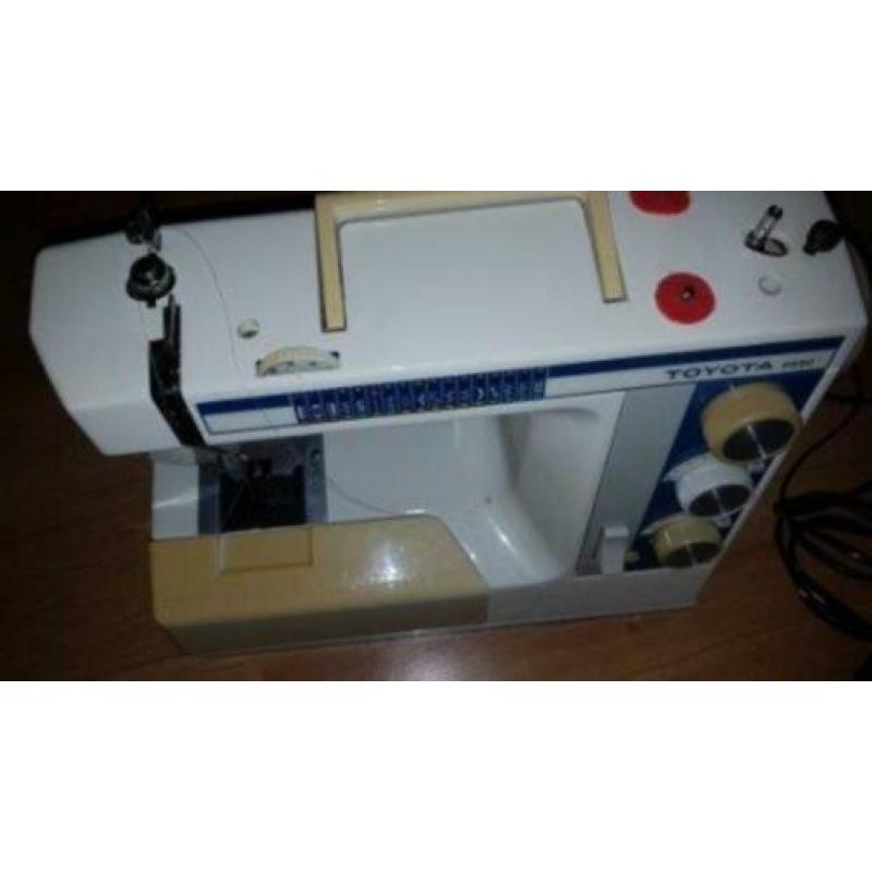 Naaimachine Toyota 9990 compleet inclusief toebehoren