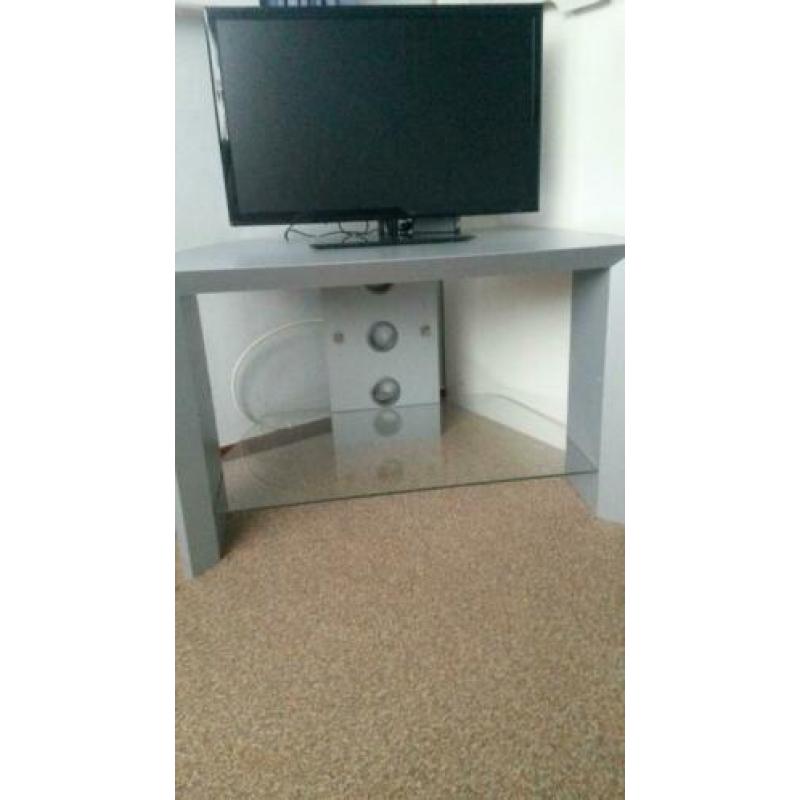 T. V. / steriomeubel, cassettedeck meubel, met nog een extra