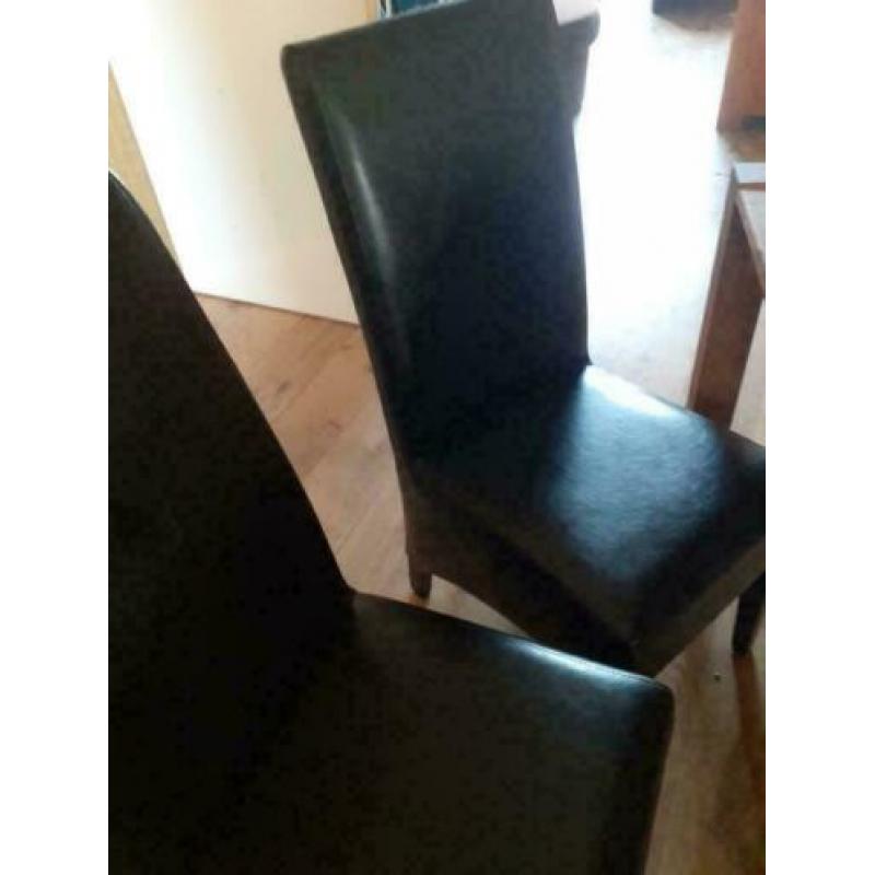 4 mooie zwart leren stoelen + een mooie houten tafel!