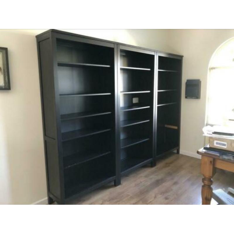 3 Hemnes zwart bruine boekenkasten