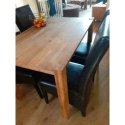 4 mooie zwart leren stoelen + een mooie houten tafel!
